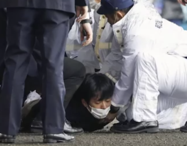 岸田首相・和歌山県雑賀崎漁港・演説会場で爆発物投げ込まれる。取り押さえられた容疑者の名前は！？
